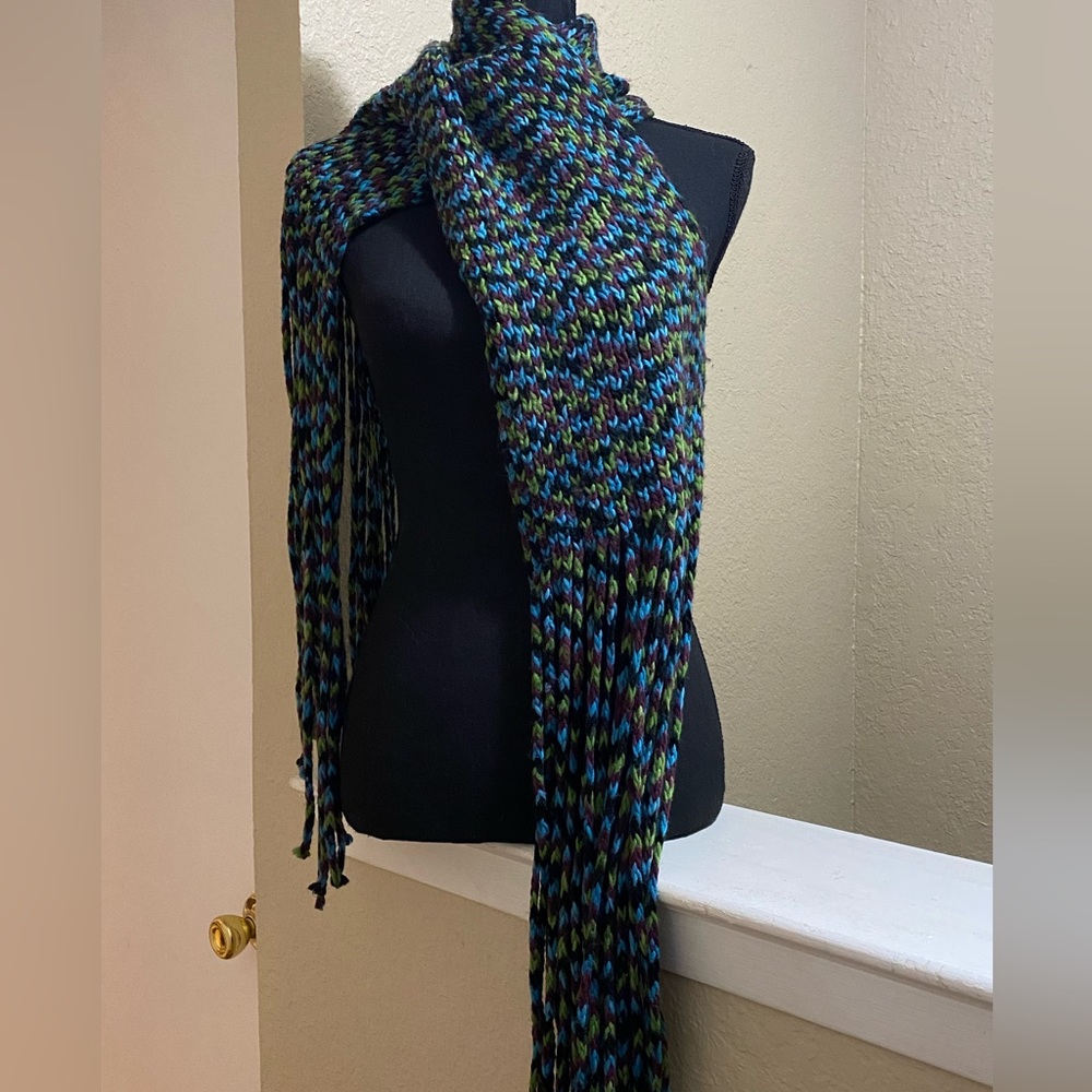 NWOT Very Cool Kenneth Cole Reaction Fringe Knit Scarf